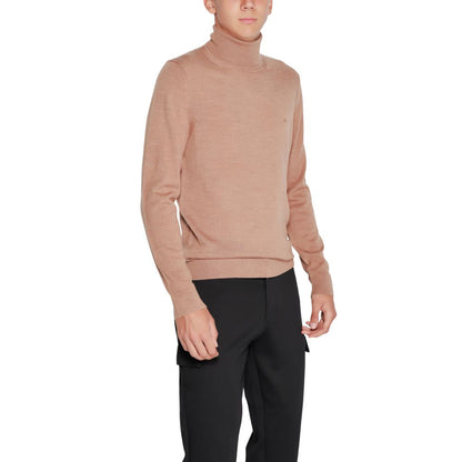 Sweater by Calvin Klein for men in merino wool beige showcases a sumptuous silhouette, artfully finished with a sumptuous and for a sophisticated, sumptuous look.