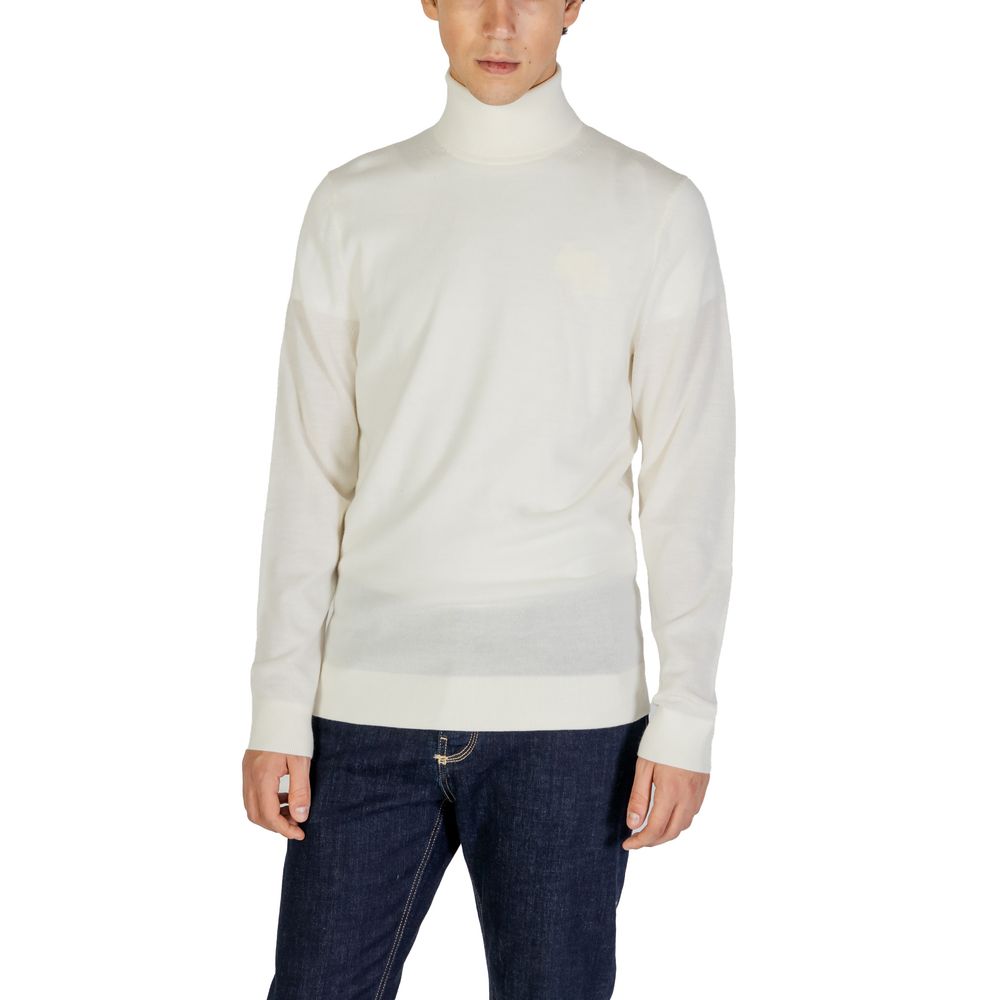 Sweater by Calvin Klein Jeans for men in wool cream showcases a sumptuous silhouette, artfully finished with a sumptuous turtle high-collar neckline and for a sophisticated, sumptuous look.