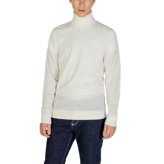 Sweater by Calvin Klein Jeans for men in wool cream showcases a sumptuous silhouette, artfully finished with a sumptuous turtle high-collar neckline and for a sophisticated, sumptuous look.