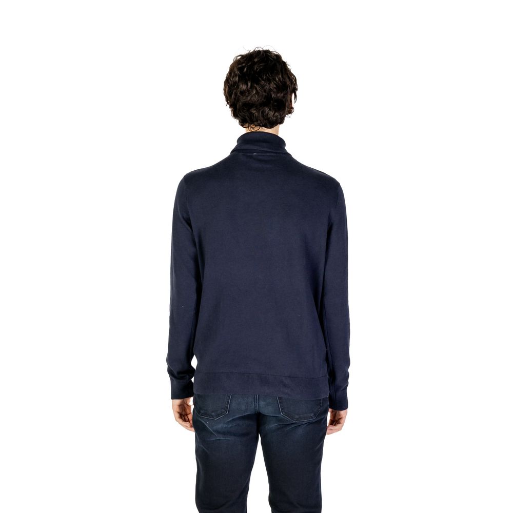 This Sweater by U.S. POLO ASSN. for men in cashmere cotton blend blue presents a understated silhouette, featuring a sophisticated turtle high-collar neckline and for a understated finish.