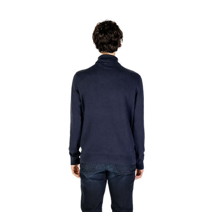 This Sweater by U.S. POLO ASSN. for men in cashmere cotton blend blue presents a understated silhouette, featuring a sophisticated turtle high-collar neckline and for a understated finish.
