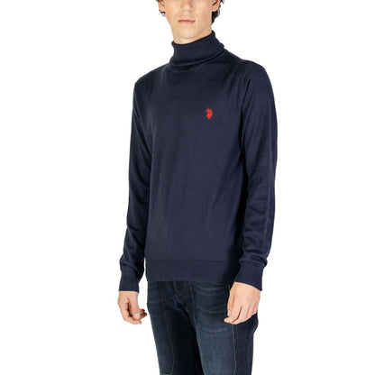 This Sweater by U.S. POLO ASSN. for men in cashmere cotton blend blue presents a understated silhouette, featuring a sophisticated turtle high-collar neckline and for a understated finish.