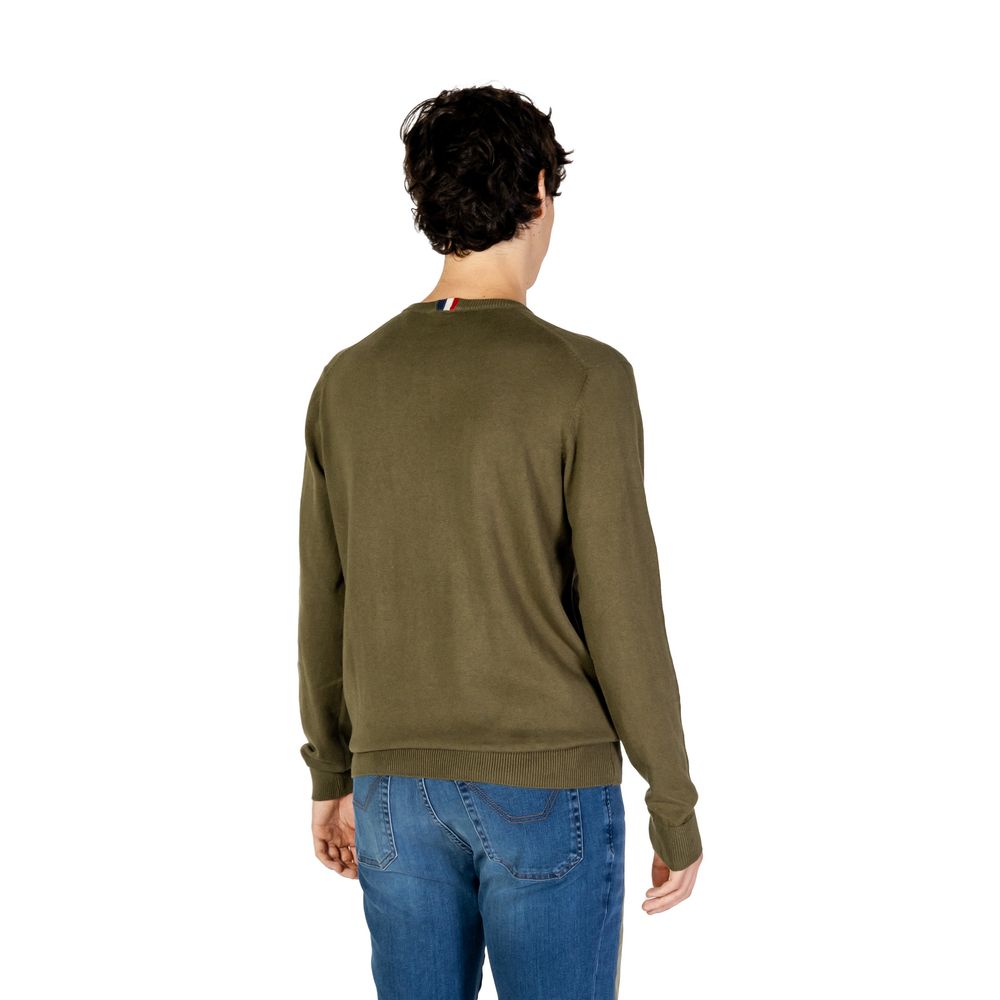 Sweatshirt by U.S. POLO ASSN. for men in cashmere cotton blend green features an magnificent silhouette, showcasing a sophisticated crew neckline and detail for a truly magnificent finish.
