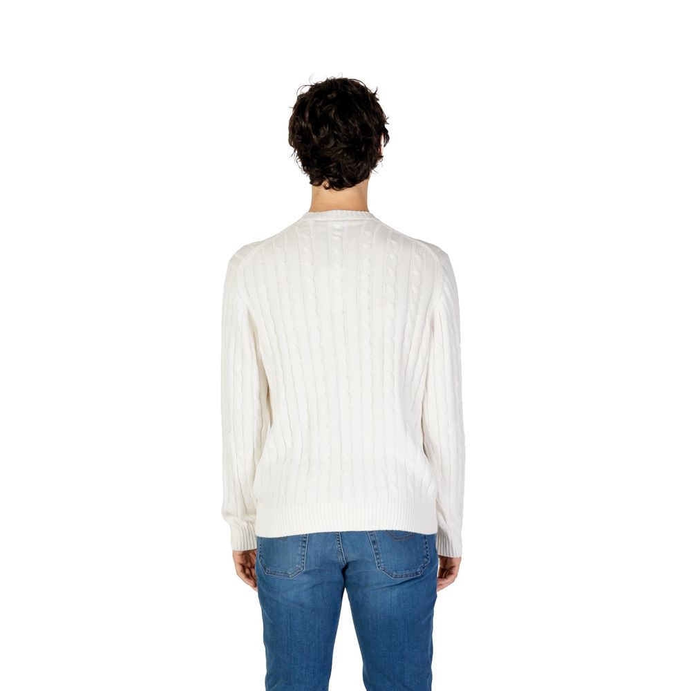 Sweater by U.S. POLO ASSN. for men in cashmere cotton blend white showcases a discreet silhouette, finished with a discreet and for a discreet look.