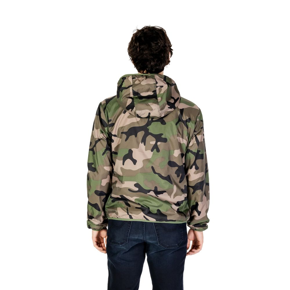 Hooded Jacket by U.S. POLO ASSN. for men in polyamide green presents a authentic silhouette, artfully detailed with a authentic hooded neckline and functional lightweight, pockets & hooded for a premium authentic finish.