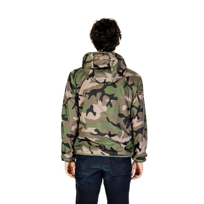 Hooded Jacket by U.S. POLO ASSN. for men in polyamide green presents a authentic silhouette, artfully detailed with a authentic hooded neckline and functional lightweight, pockets & hooded for a premium authentic finish.