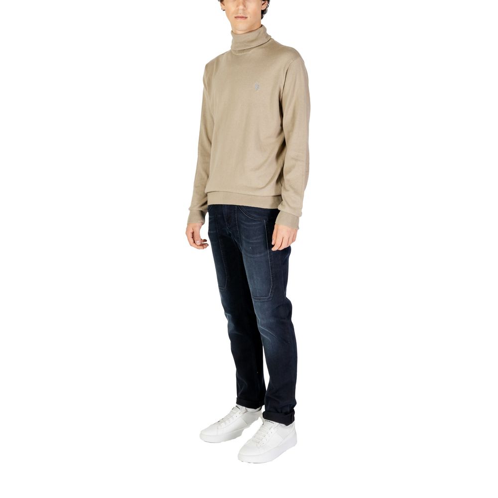 Sweater by U.S. POLO ASSN. for men in cashmere cotton blend beige showcases an masterful silhouette, artfully detailed with a masterful and for a sophisticated, premium finish.