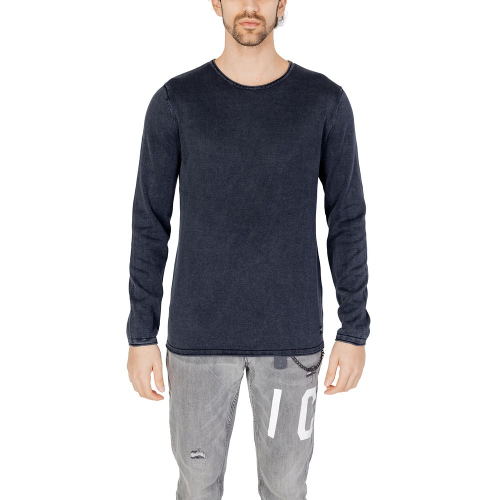 Activewear T-Shirt by Jack Jones for men in cotton blue & natural presents a kinetic silhouette, showcasing the kinetic long-sleeve and crew neckline alongside functional for a premium, athletic look.