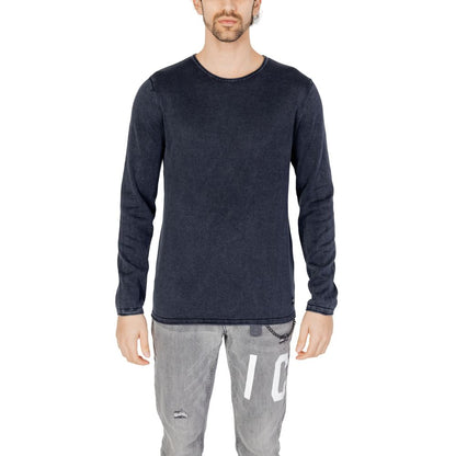 Activewear T-Shirt by Jack Jones for men in cotton blue & natural presents a kinetic silhouette, showcasing the kinetic long-sleeve and crew neckline alongside functional for a premium, athletic look.