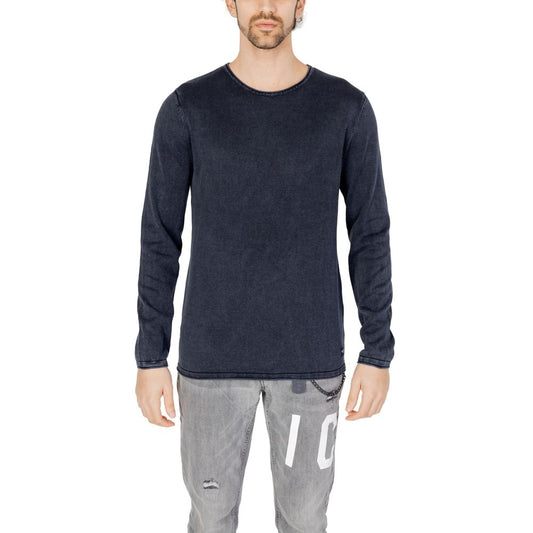 Activewear T-Shirt by Jack Jones for men in cotton blue & natural presents a kinetic silhouette, showcasing the kinetic long-sleeve and crew neckline alongside functional for a premium, athletic look.