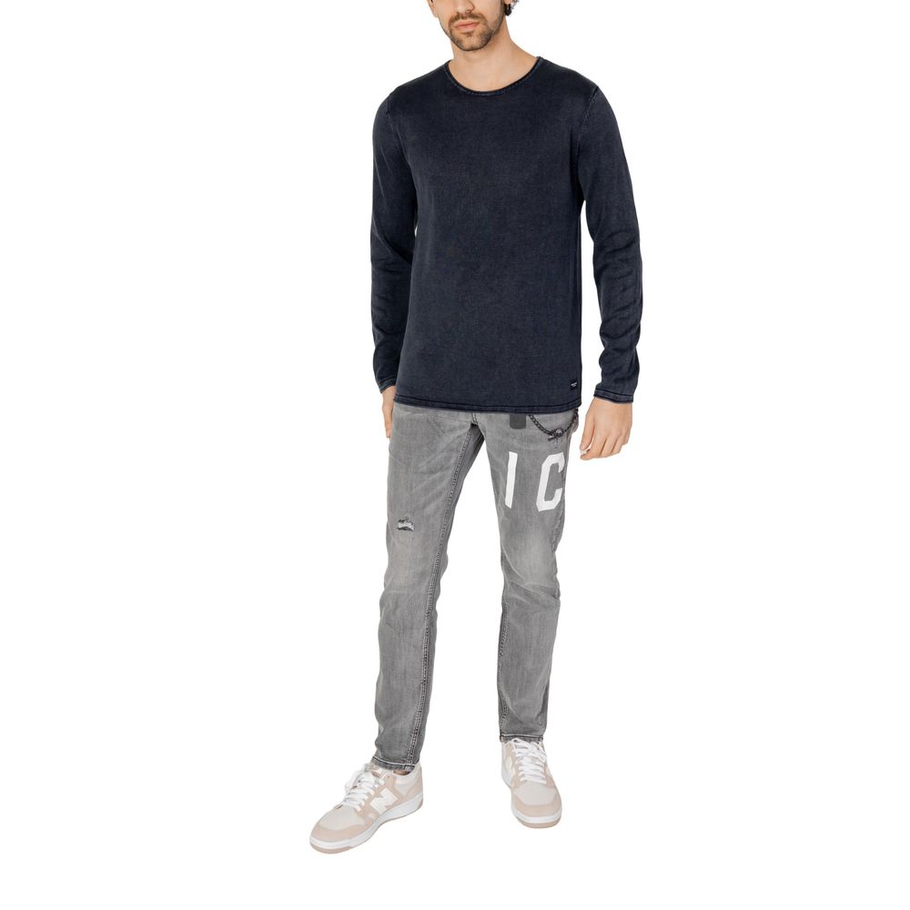 Activewear T-Shirt by Jack Jones for men in cotton blue & natural features a dynamic silhouette with and crew neckline enhanced by functional .
