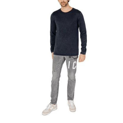 Activewear T-Shirt by Jack Jones for men in cotton blue & natural features a dynamic silhouette with and crew neckline enhanced by functional .