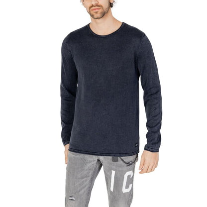 Activewear T-Shirt by Jack Jones for men in cotton blue & natural features an contemporary design with , a length, and a contemporary crew neckline.