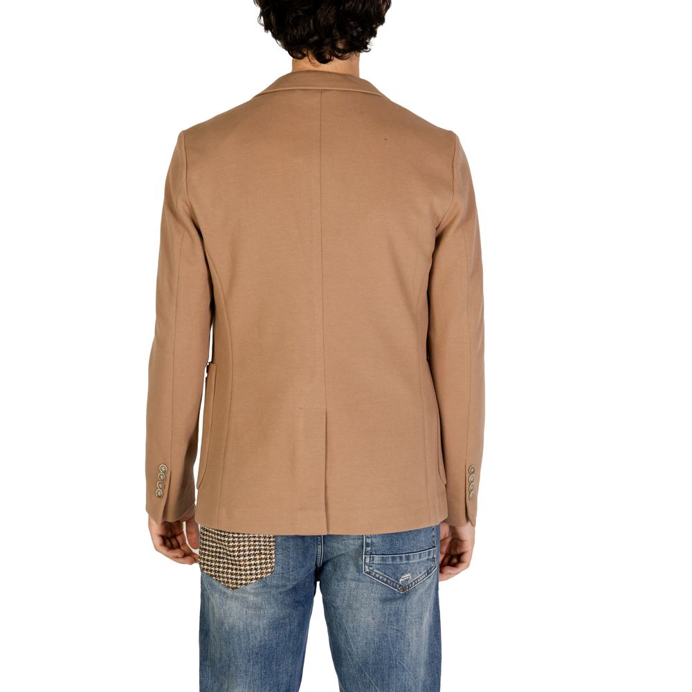 Blazer by Gianni Lupo for men in stretch polyester cotton beige features an crisp silhouette with sophisticated and a crisp for a truly crisp finish.
