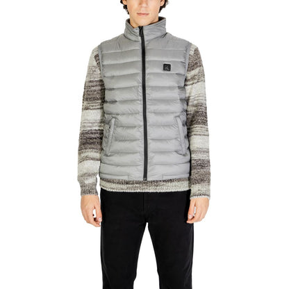 This Jacket by Gianni Lupo for men in polyamide gray showcases a magnificent silhouette, meticulously crafted with a distinctive and functional for a magnificent finish.
