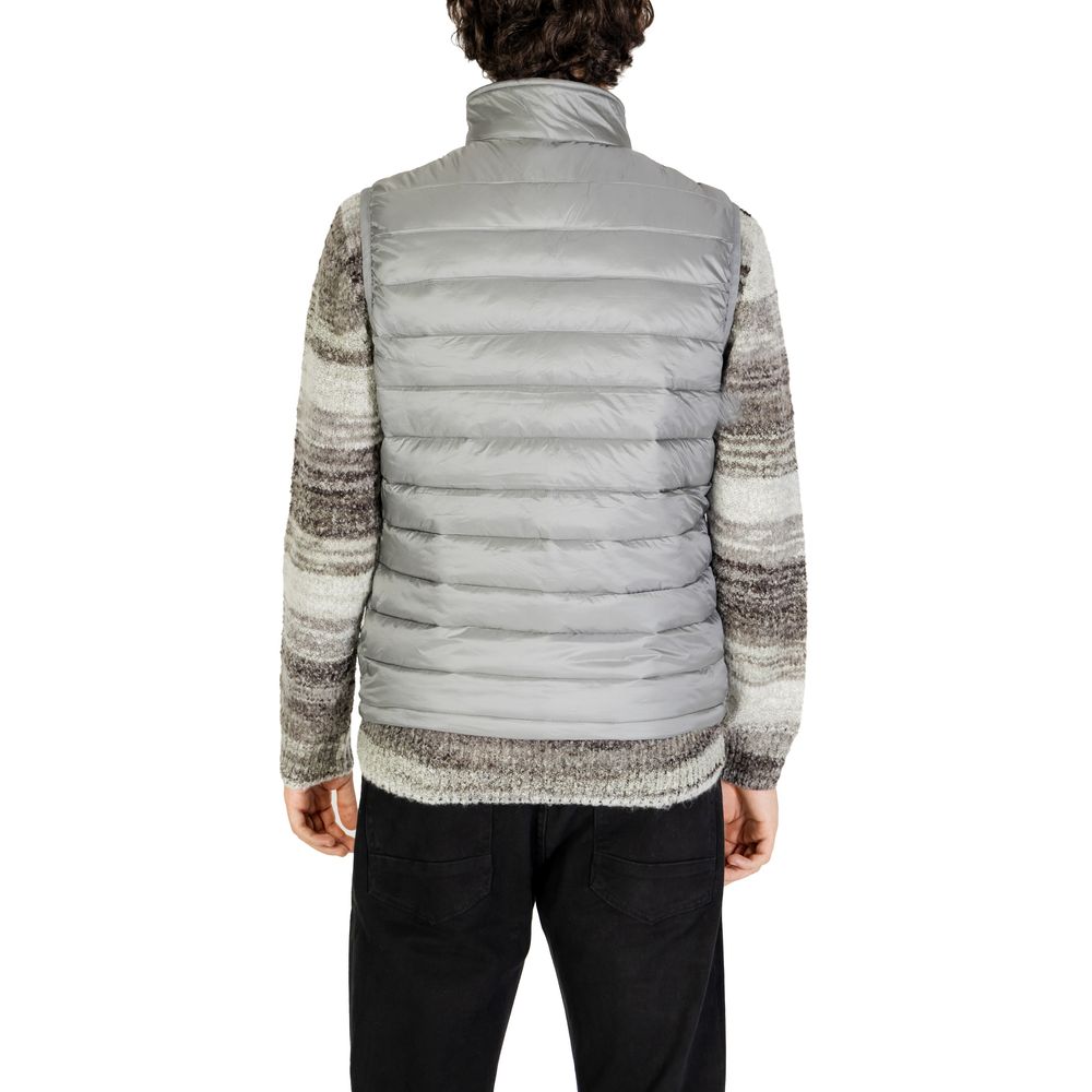 Jacket by Gianni Lupo for men in polyamide gray showcases a enveloping silhouette, artfully detailed with a enveloping and premium for a truly enveloping finish.