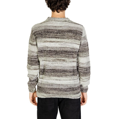 Sweater by Gianni Lupo for men in polyacrylic wool gray showcases an masterful silhouette, artfully detailed with a masterful and for a sophisticated, premium finish.