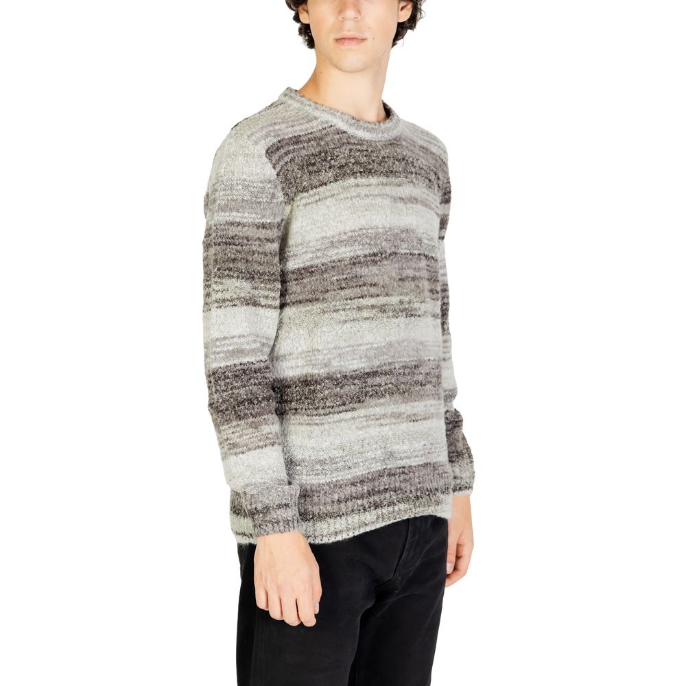 Sweater by Gianni Lupo for men in polyacrylic wool gray features an tactile silhouette, showcasing a sophisticated and tactile for a refined finish.