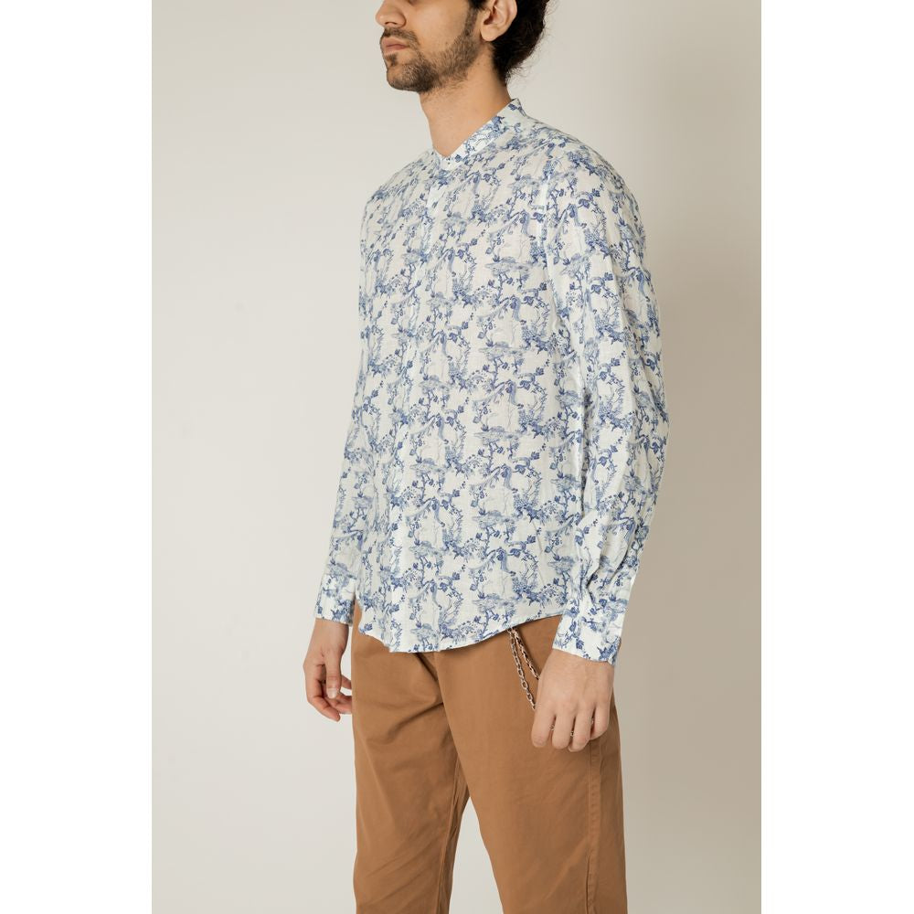 Shirt by Gianni Lupo for men in linen blue presents a discerning silhouette, showcasing a sophisticated and for a truly discerning finish.