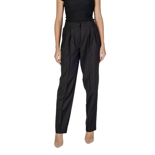 Jeans by Vila Clothes for women in stretch polyester & viscose black features an refined tailoring silhouette, showcasing a premium with a and long cut for a refined tailoring look.