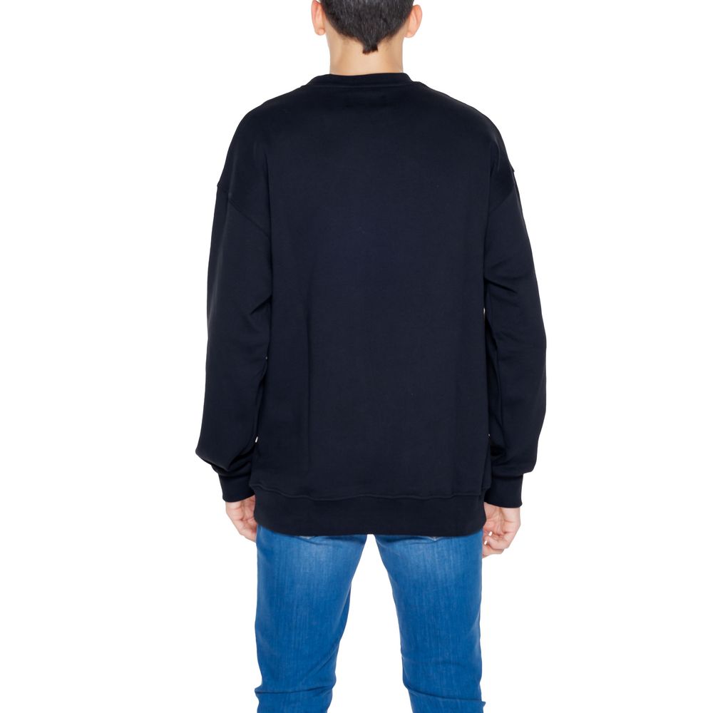 Sweater by Underclub for men in cotton black showcases an masterful silhouette, artfully detailed with a masterful and for a sophisticated, premium finish.