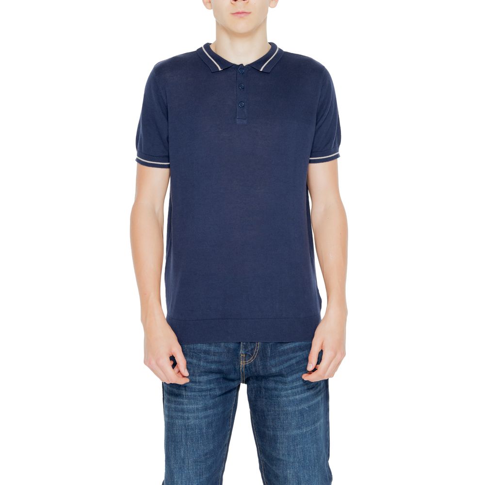 T-Shirt by Hamaki-Ho for men in cotton blue showcases a unassuming silhouette, artfully detailed with a refined wrap neckline and unassuming short-sleeve for a sophisticated, contemporary look.