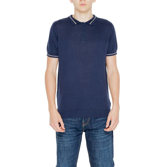 T-Shirt by Hamaki-Ho for men in cotton blue showcases a unassuming silhouette, artfully detailed with a refined wrap neckline and unassuming short-sleeve for a sophisticated, contemporary look.