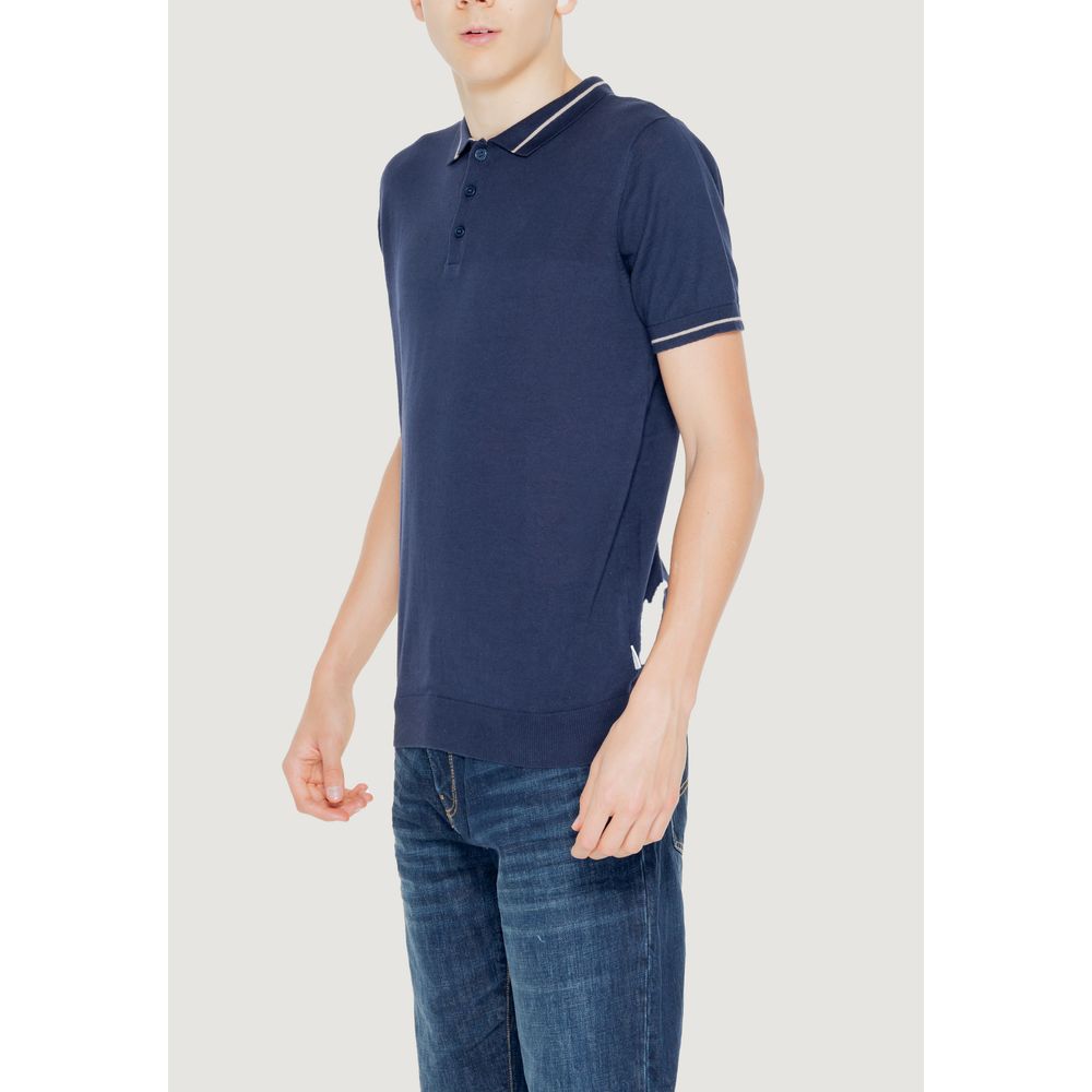 T-Shirt by Hamaki-Ho for men in cotton blue showcases a dramatic silhouette, elegantly detailed with a dramatic wrap neckline and for a truly dramatic finish.