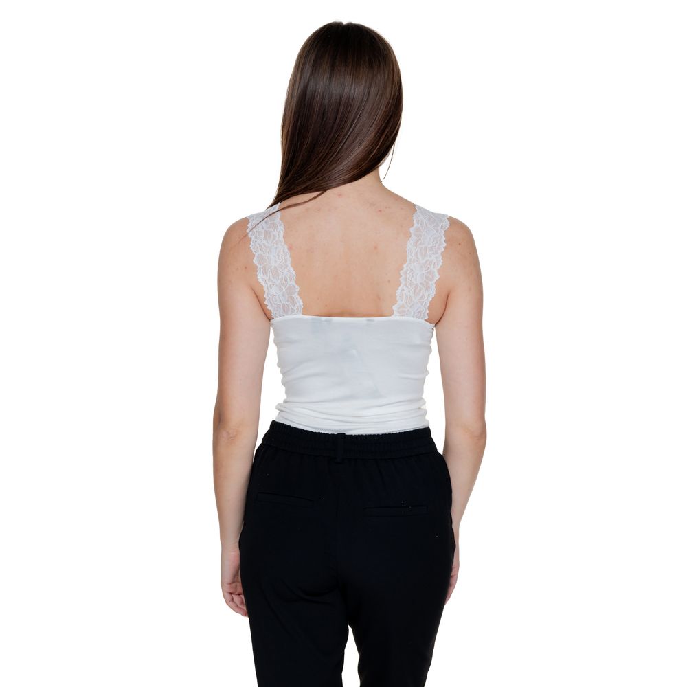 T-Shirt by Vero Moda for women in viscose white showcases a fashionable silhouette, elegantly detailed with a fashionable and for a sophisticated, high-fashion look.