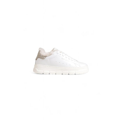 Sneakers by Crime London for women in leather white features a sumptuous design, perfectly showcasing the sumptuous casual style of this Women's Casual Leather Sneakers.