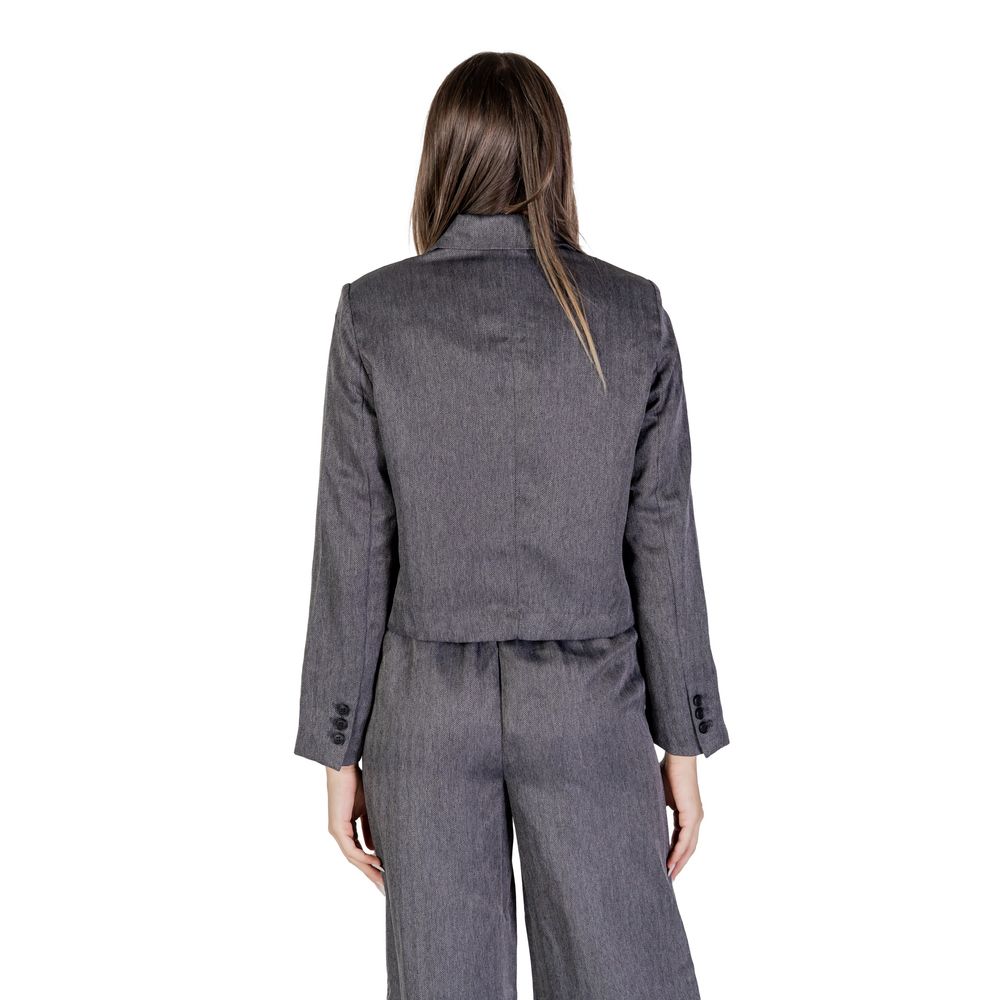 This Suit by Jacqueline De Yong for women in polyester gray presents a sharp silhouette, meticulously tailored with a refined and a sharp for a sophisticated aesthetic.