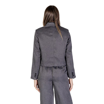 This Suit by Jacqueline De Yong for women in polyester gray presents a sharp silhouette, meticulously tailored with a refined and a sharp for a sophisticated aesthetic.