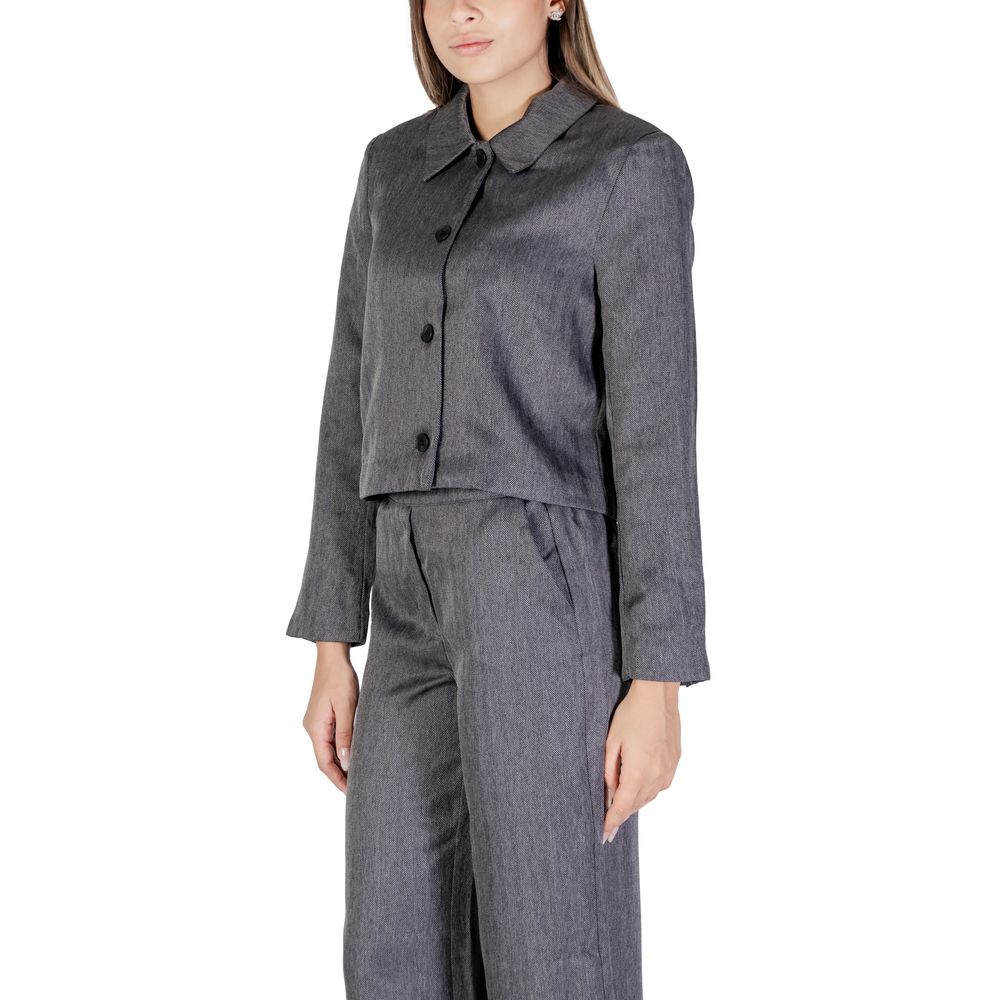 Suit by Jacqueline De Yong for women in polyester gray presents a luxurious silhouette, showcasing a sophisticated and luxurious for a refined, high-fashion look.