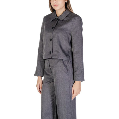 Suit by Jacqueline De Yong for women in polyester gray presents a luxurious silhouette, showcasing a sophisticated and luxurious for a refined, high-fashion look.