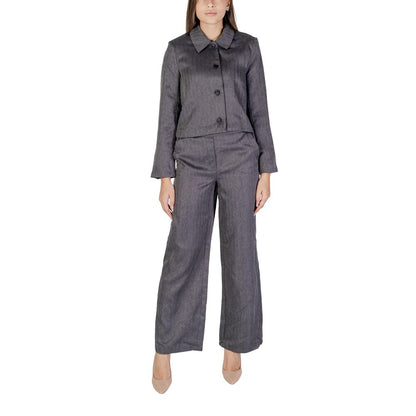 Suit by Jacqueline De Yong for women in polyester gray presents a impeccable silhouette, artfully detailed with a impeccable and for a truly impeccable and sophisticated finish.