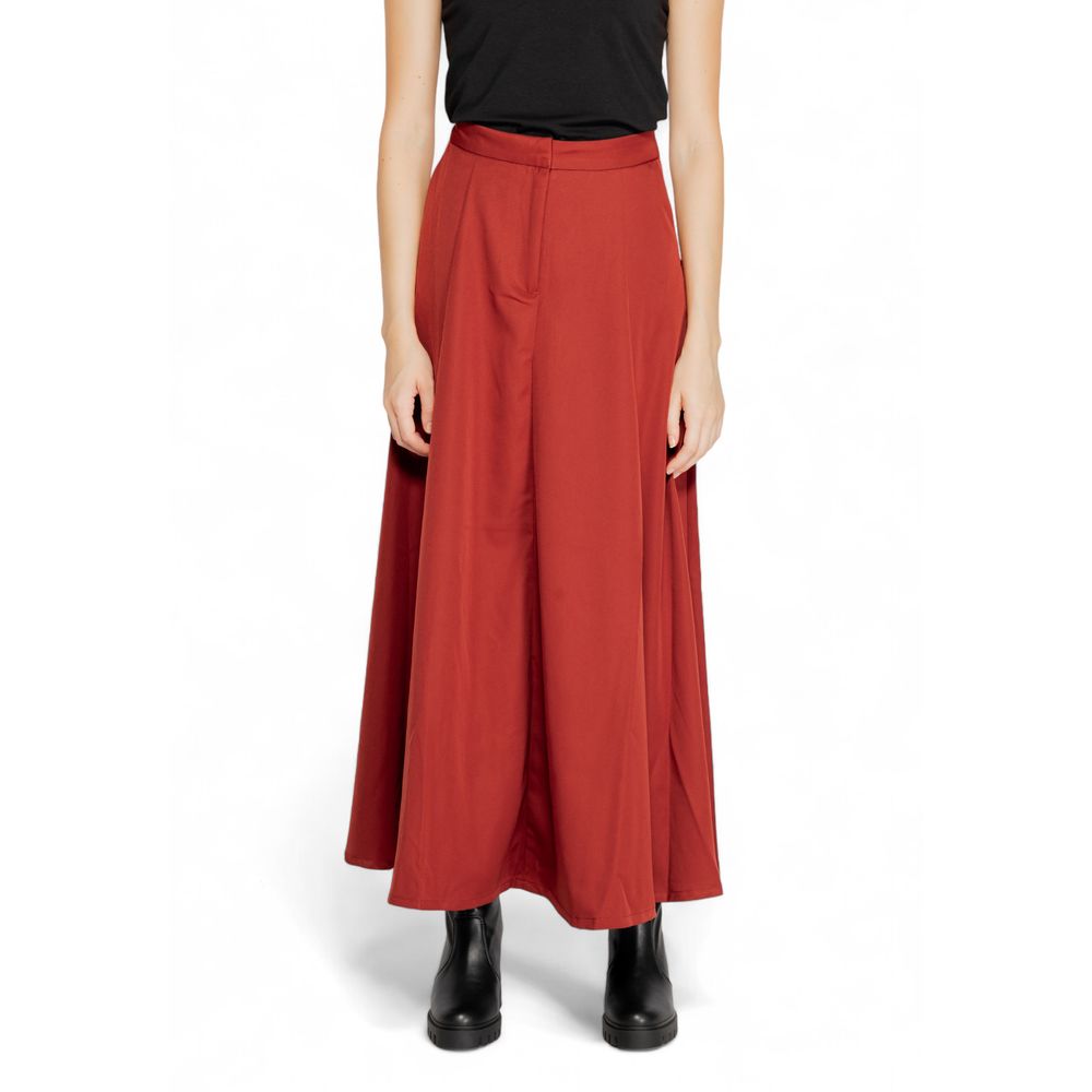 Skirt by Vero Moda for women in polyester red features a contoured silhouette from the Women's Polyester Skirt collection, characterized by its contoured for a contoured finish.