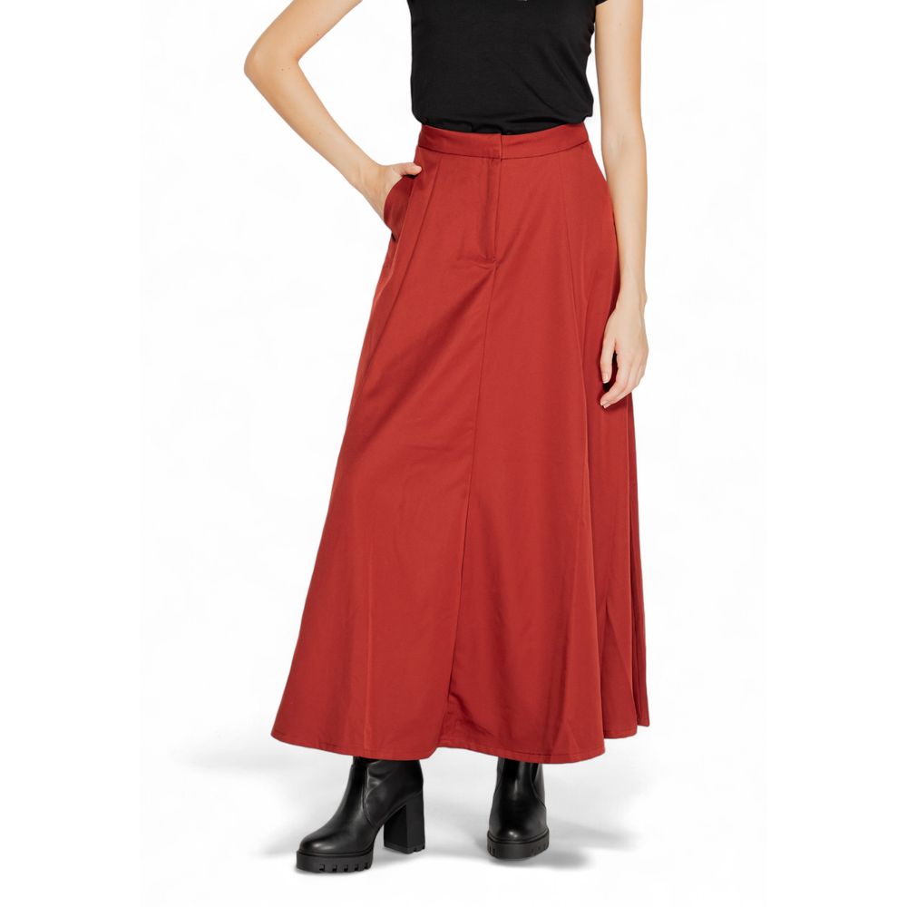 Skirt by Vero Moda for women in polyester red features a contoured silhouette from the Women's Polyester Skirt collection, characterized by its contoured for a contoured finish.