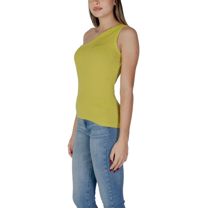 T-Shirt by B.Young for women in stretch cotton modal canvas yellow features an on trend silhouette, perfectly showcasing a on trend and for an elevated aesthetic.