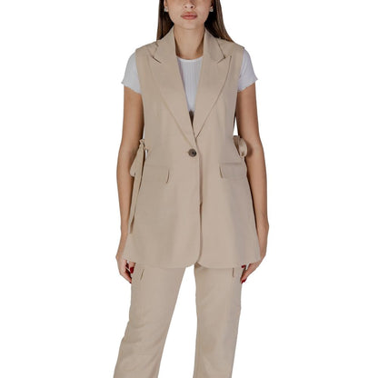 Vest by B.Young for women in stretch polyester & viscose beige features a chic silhouette, expertly detailed with a refined v-neck lapel notch-lapel neckline and premium pockets for a truly chic look.