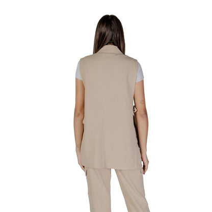 Vest by B.Young for women in stretch polyester & viscose beige features a enviable silhouette, elegantly detailed with a enviable v-neck lapel notch-lapel neckline and functional pockets for a enviable finish.