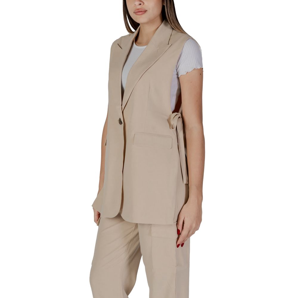 Vest by B.Young for women in stretch polyester & viscose beige showcases a utilitarian silhouette, artfully incorporating pockets and a utilitarian for a truly utilitarian finish.