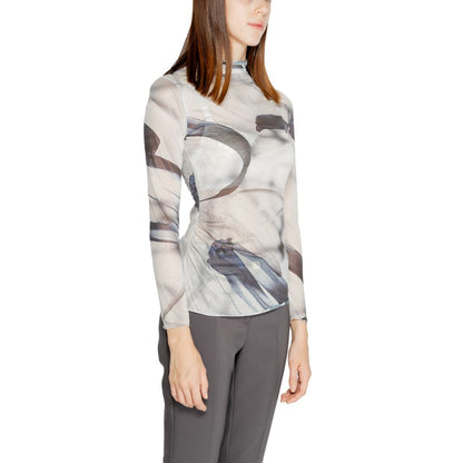 T-Shirt by Rinascimento for women in polyester canvas gray features an on trend silhouette, perfectly showcasing a on trend and for an elevated aesthetic.