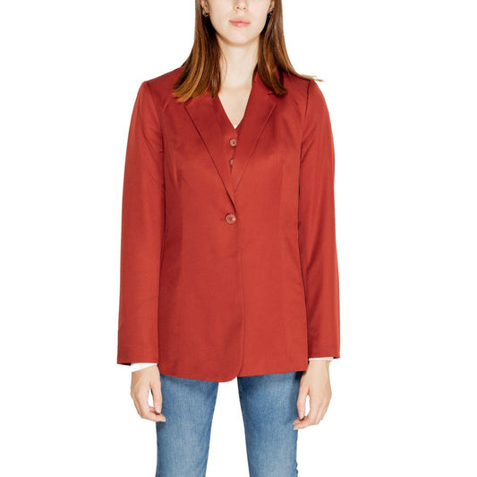 Suit by Vero Moda for women in polyester red features an on trend silhouette, showcasing a sophisticated v-neck lapel notch-lapel neckline and on trend for a truly on trend finish.