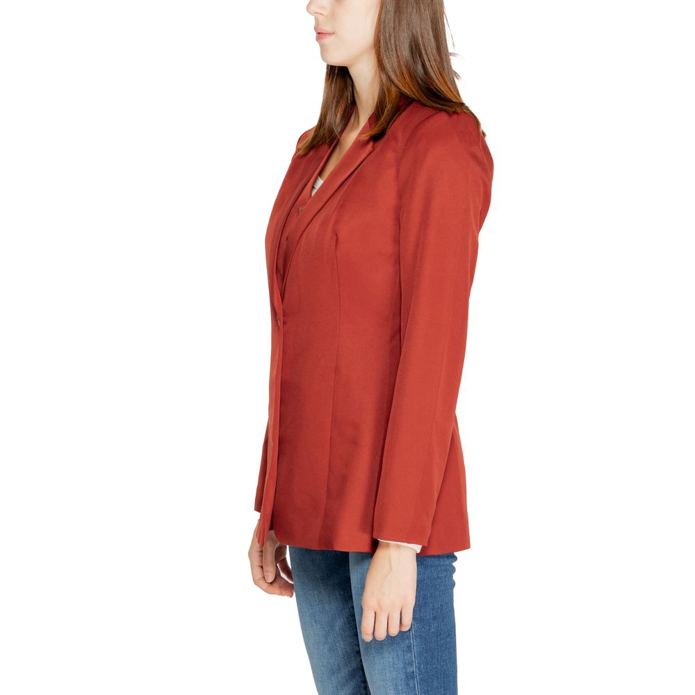 Suit by Vero Moda for women in polyester red showcases a tailored silhouette, artfully defined by its v-neck lapel notch-lapel neckline and tailored .