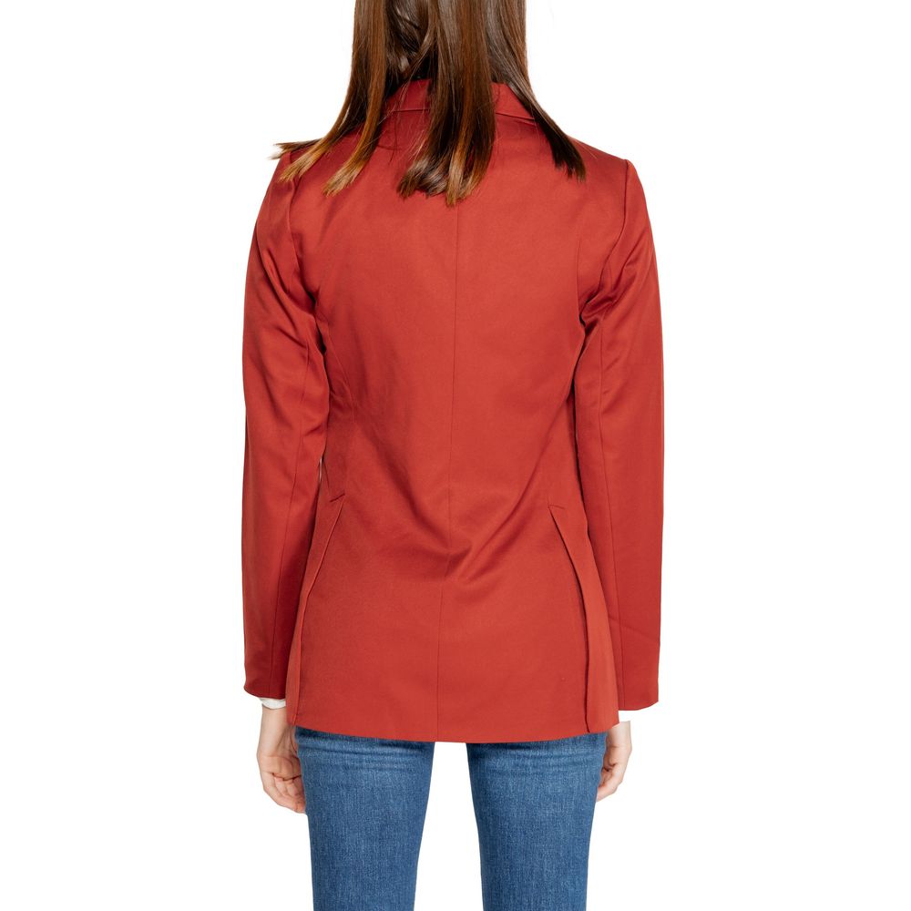 Suit by Vero Moda for women in polyester red showcases a sleek silhouette, complete with a sophisticated v-neck lapel notch-lapel neckline and a sleek designed for an impeccable sartorial finish.