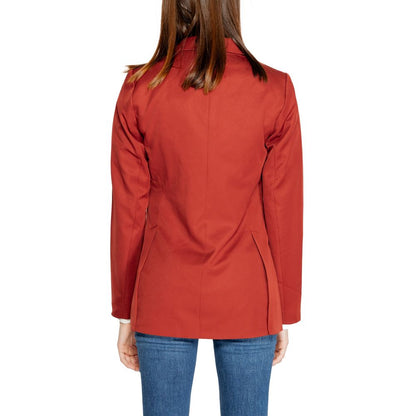 Suit by Vero Moda for women in polyester red showcases a sleek silhouette, complete with a sophisticated v-neck lapel notch-lapel neckline and a sleek designed for an impeccable sartorial finish.