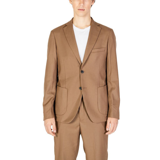 Blazer by Hamaki-Ho for men in polyester beige showcases a discerning silhouette, elegantly detailed with a sophisticated and premium for a truly discerning finish.