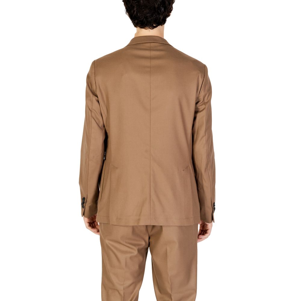 Blazer by Hamaki-Ho for men in polyester beige presents a distinguished silhouette, detailed with a distinguished and distinctive for a truly sophisticated finish.