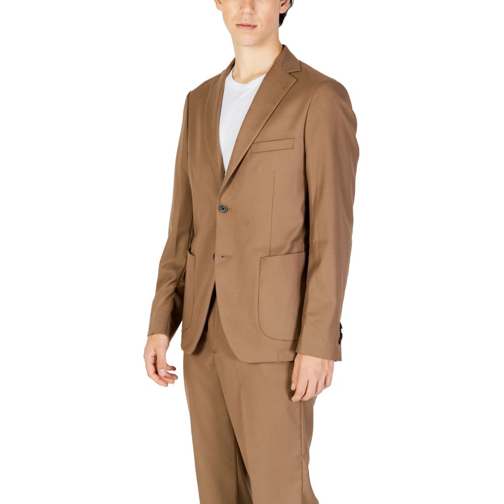 Blazer by Hamaki-Ho for men in polyester beige features an stylish silhouette, showcasing a sophisticated and stylish for a truly stylish finish.