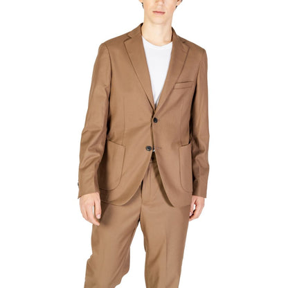 This Blazer by Hamaki-Ho for men in polyester beige presents a tailored silhouette, meticulously tailored with a tailored and distinctive for a tailored finish.